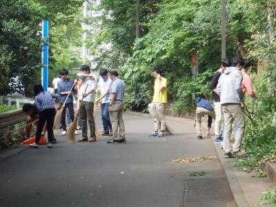 キャンパス内の清掃風景２