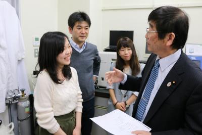大西さん(左)と話をする冨岡副大臣