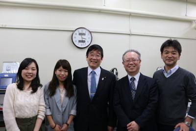 右から、福田准教授、神代科学技術・学術総括官、冨岡副大臣、吉村さん、大西さん