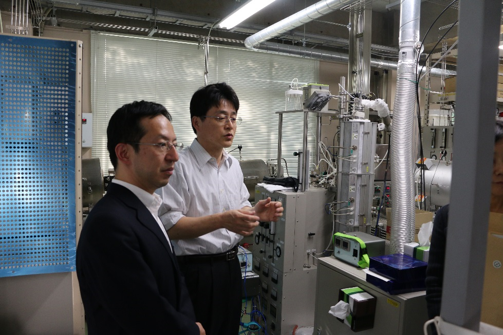 グリーン水素研究センターで石原特任教員（教授）から説明を受ける吉田企画官（左）
