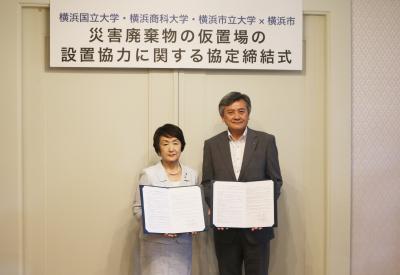 林市長(左)と長谷部学長(右)
