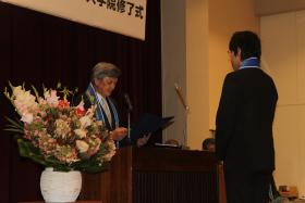 長谷部学長による学位記授与