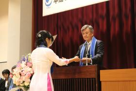 長谷部学長による学位記授与