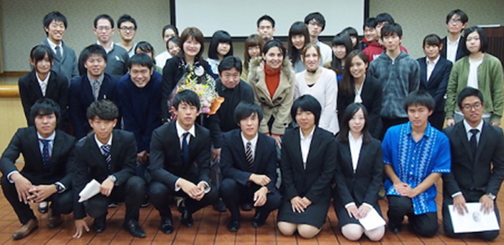 SV渡航学生と報告会参加者を囲んでの記念写真