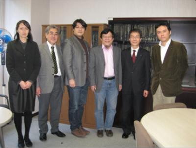 意見交換の後に、森下信環境情報研究院長と韓平畴教授を囲んで(2012年2月20日)