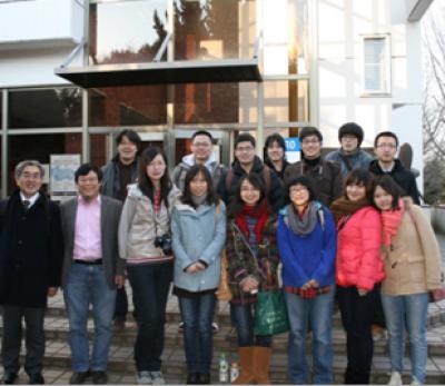授業の後に海洋棟の前で、北京大学生10名と韓教授、松井准教授、石塚教授、増田講師、横浜国大生と(2012年2月20日)