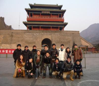 北京大学を訪問し、文化交流として万里の長城を訪問した横浜国大の学生10名、白石准教授と北京大学・工学院国際交流担当の劉さんと北京大学生、北京大学を3ヶ月訪問中の小倉君とともに(2012年2月21日)