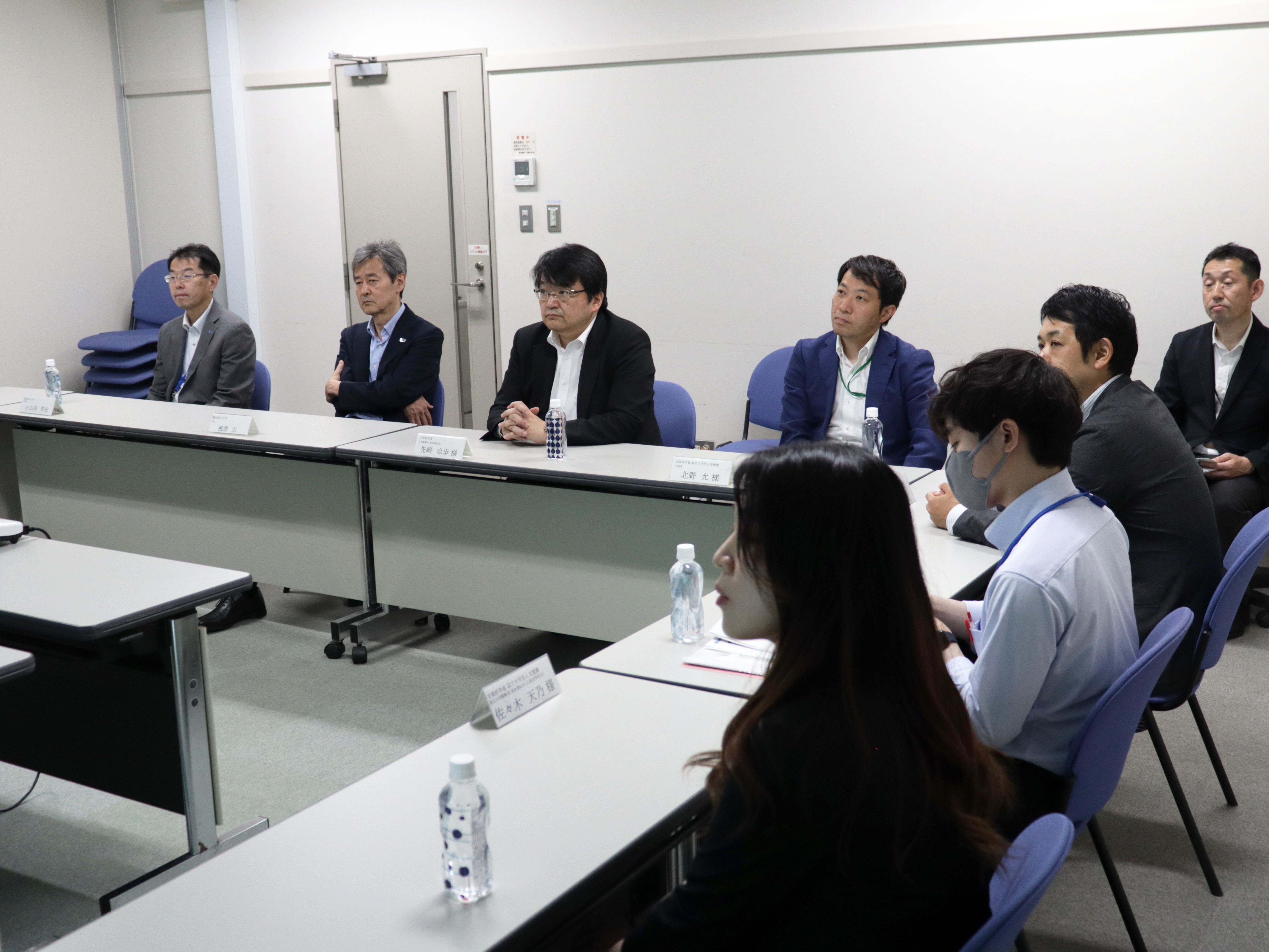 吉川副高等研究院長及びSQIE真鍋センター長から研究概要を説明