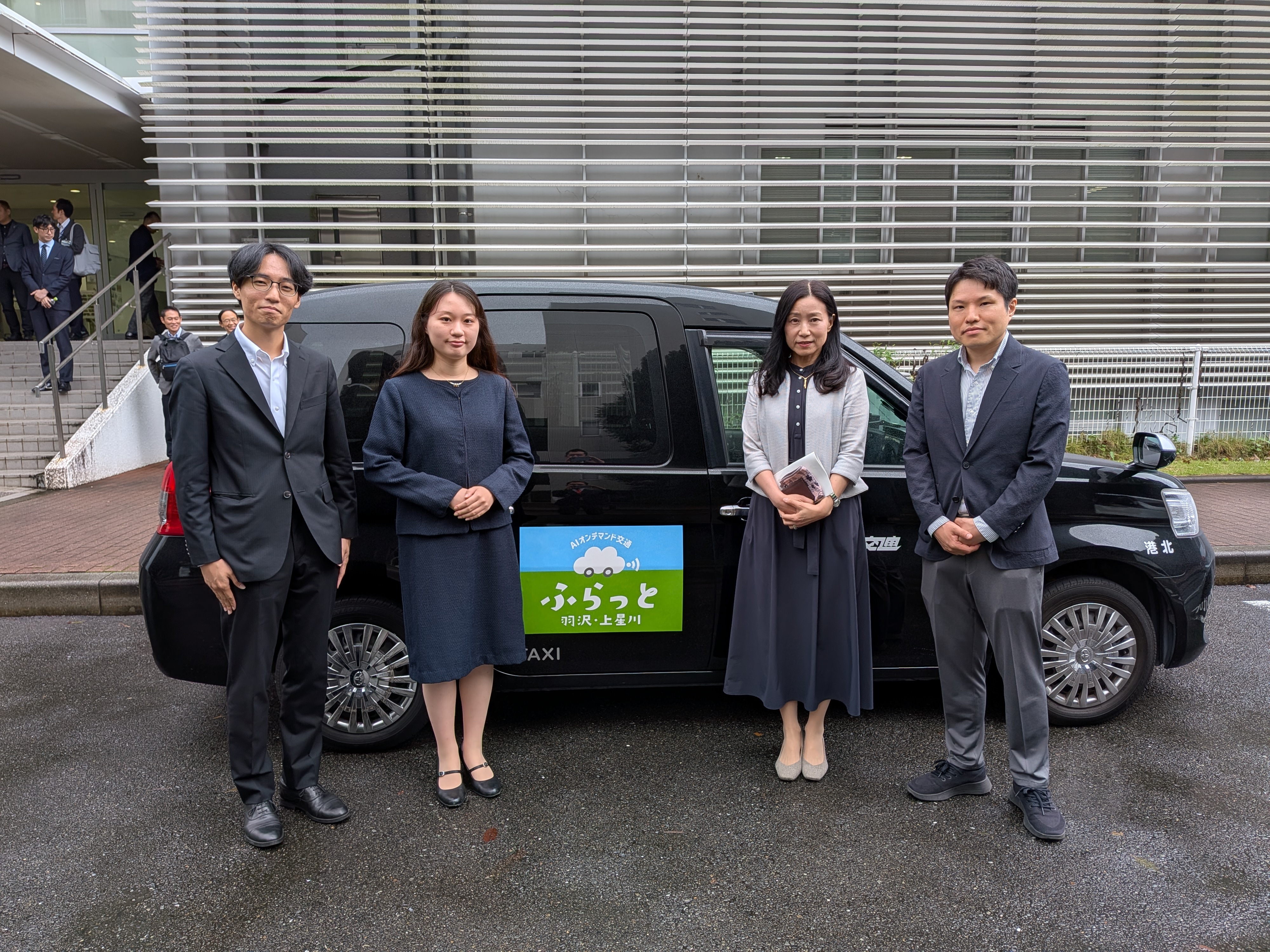 写真左から本学学生の堀さん・樫本さん、泉理事・副学長、安部先生
