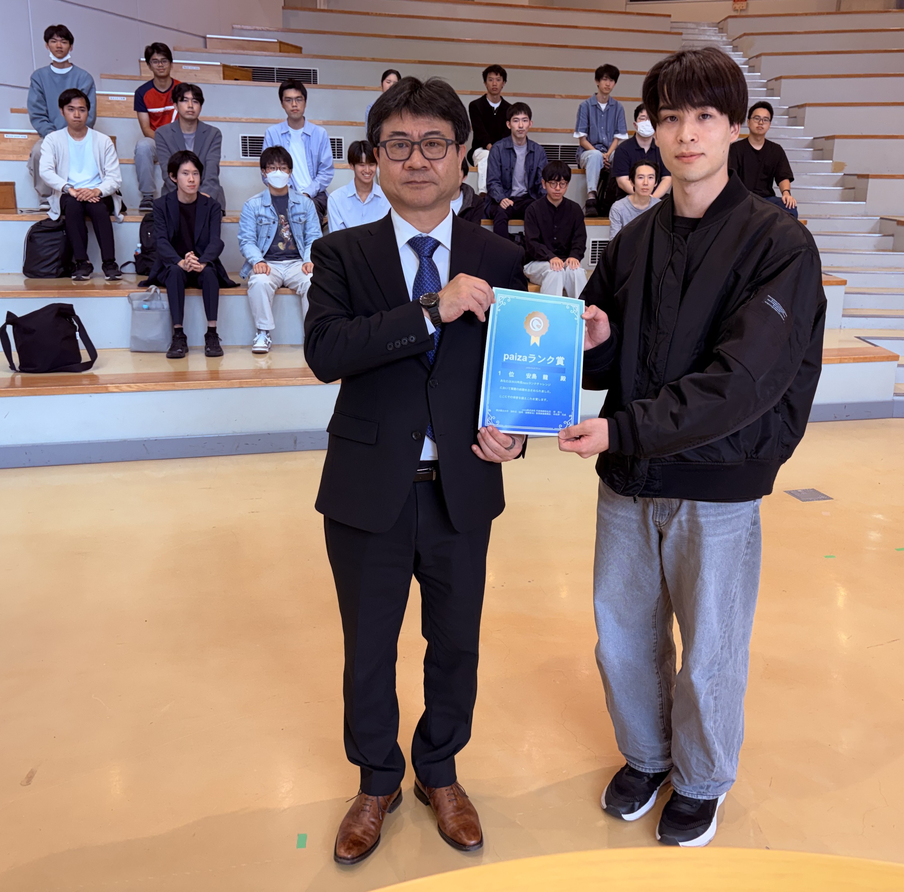 ランク賞１位受賞者と田名部副学長（教育・国際担当）