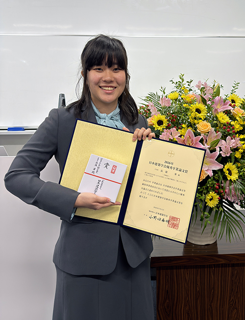 受賞者と賞状