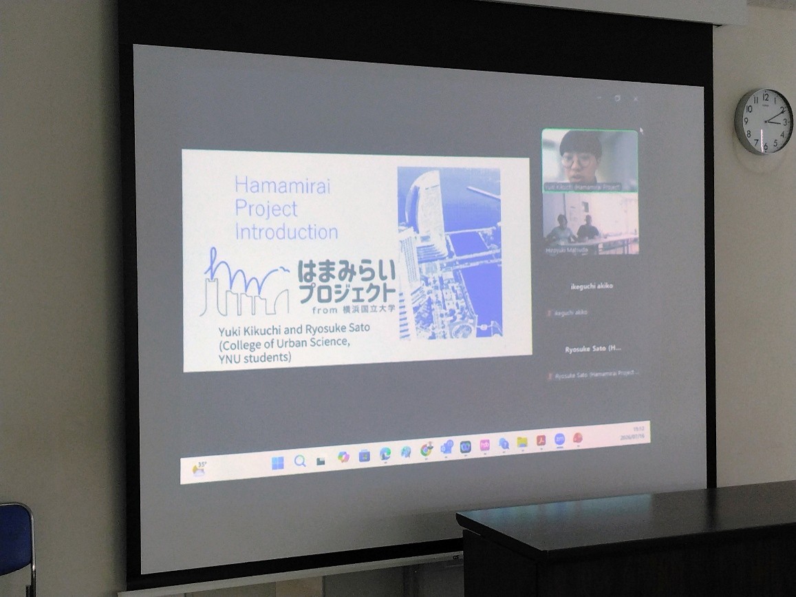 会議２日目には、本学都市科学部都市基盤学科３年の菊池優希さんと佐藤稜祐さんが 横浜国立大学の学生が実施する「はまみらいプロジェクト」について英語で紹介しました