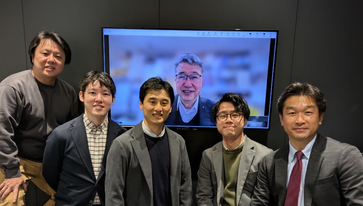 研究代表者ほかメンバーの集合写真。左から、管野天（慶應義塾大学 研究員）、野村俊一郎（東京大学 研究員）、高尾勇輝（横浜国立大学 准教授）、中須賀真一（東京大学 教授（当時））、敷田剛志（慶應義塾大学 研究員）、神武直彦（慶應義塾大学 教授）。