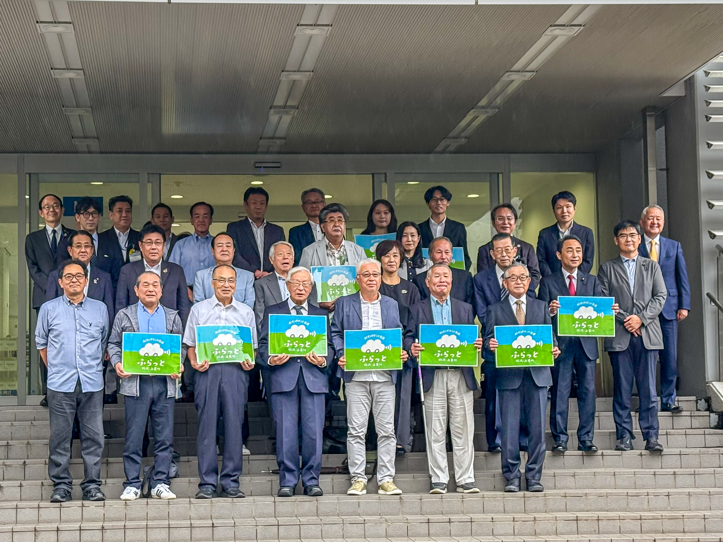集合写真　本学本部棟前にて
