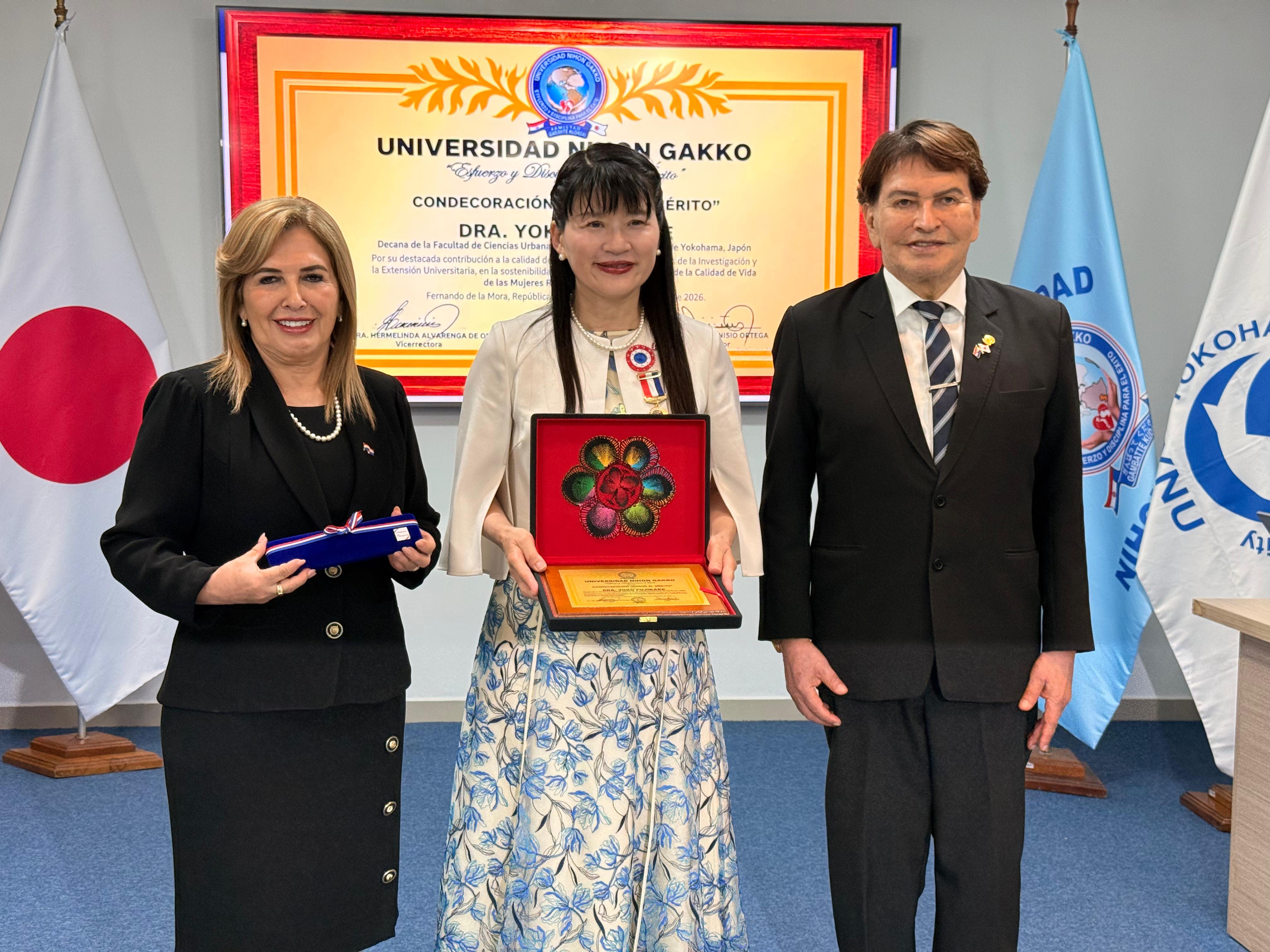 Universidad Nihon Gakkoにおける授与の様子<br>左：Hermelinda Alvarenga de Ortega上院議員、<br>中：藤掛教授、右：Dionisio Ortega学長