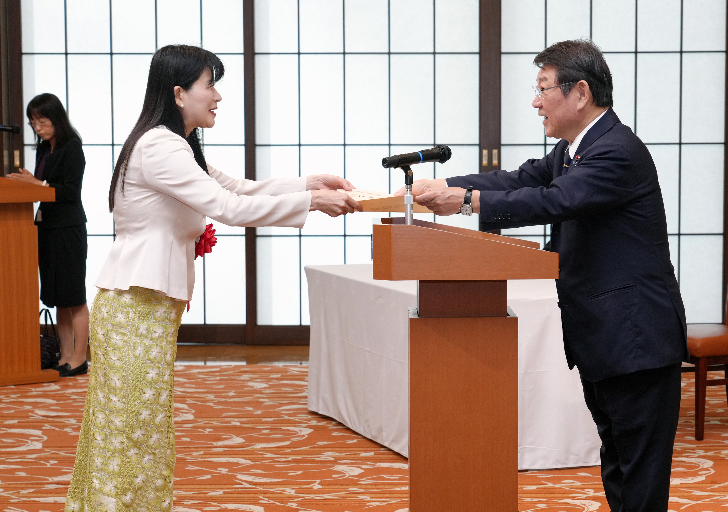 茂木外務大臣より表彰状を受け取る藤掛教授