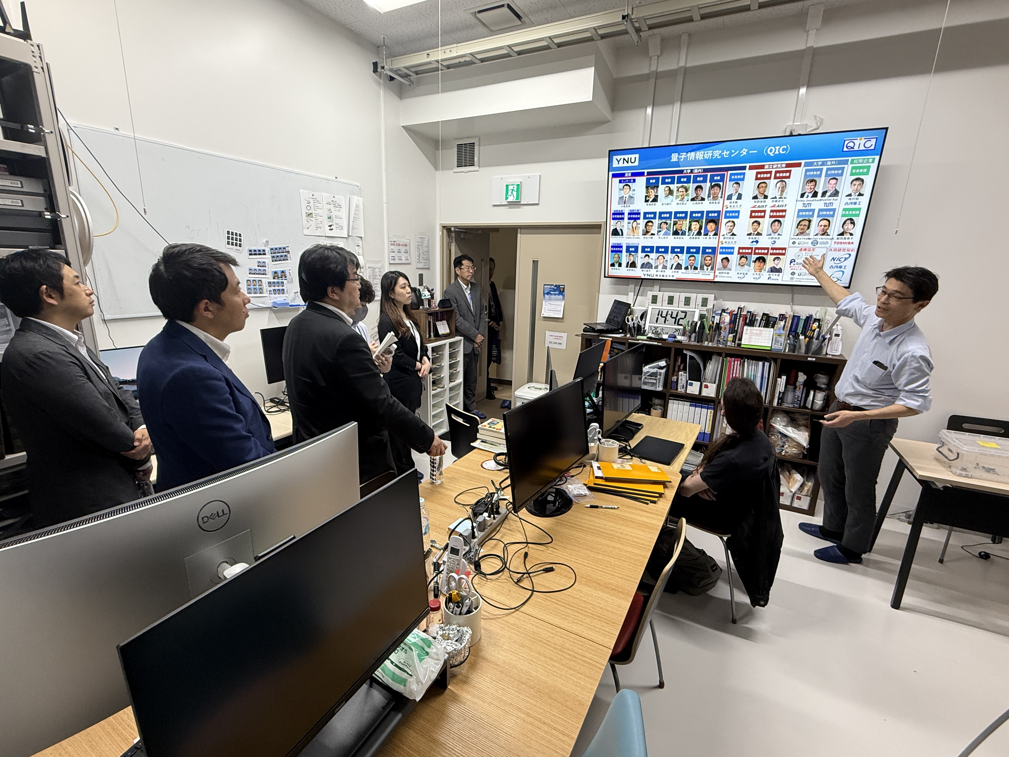 小坂センター長（右から１人目）から量子情報研究センター（QIC）の研究の説明