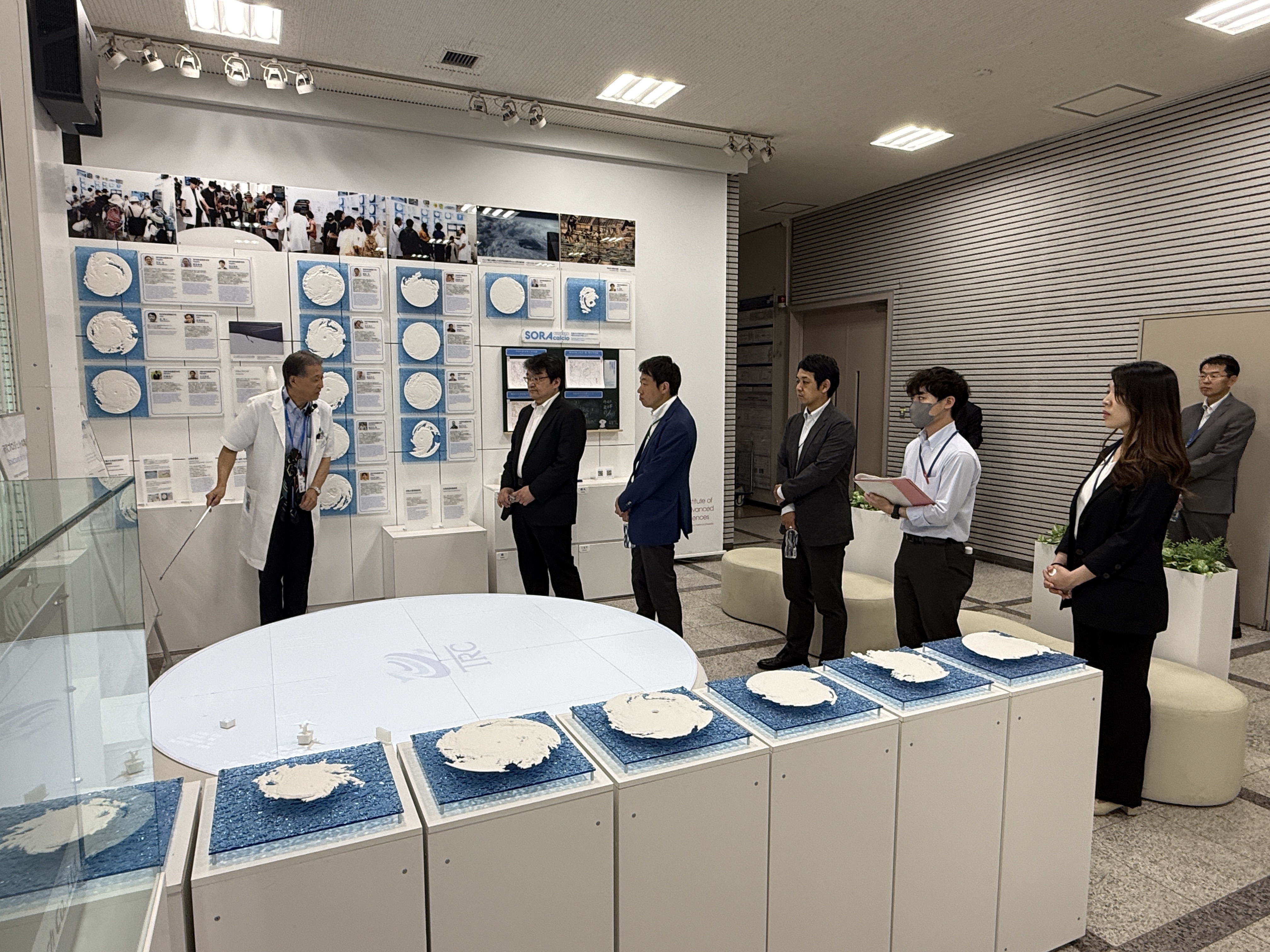 藤井研究戦略企画マネージャー（左から１人目）から台風科学技術研究センター（TRC）の研究の説明