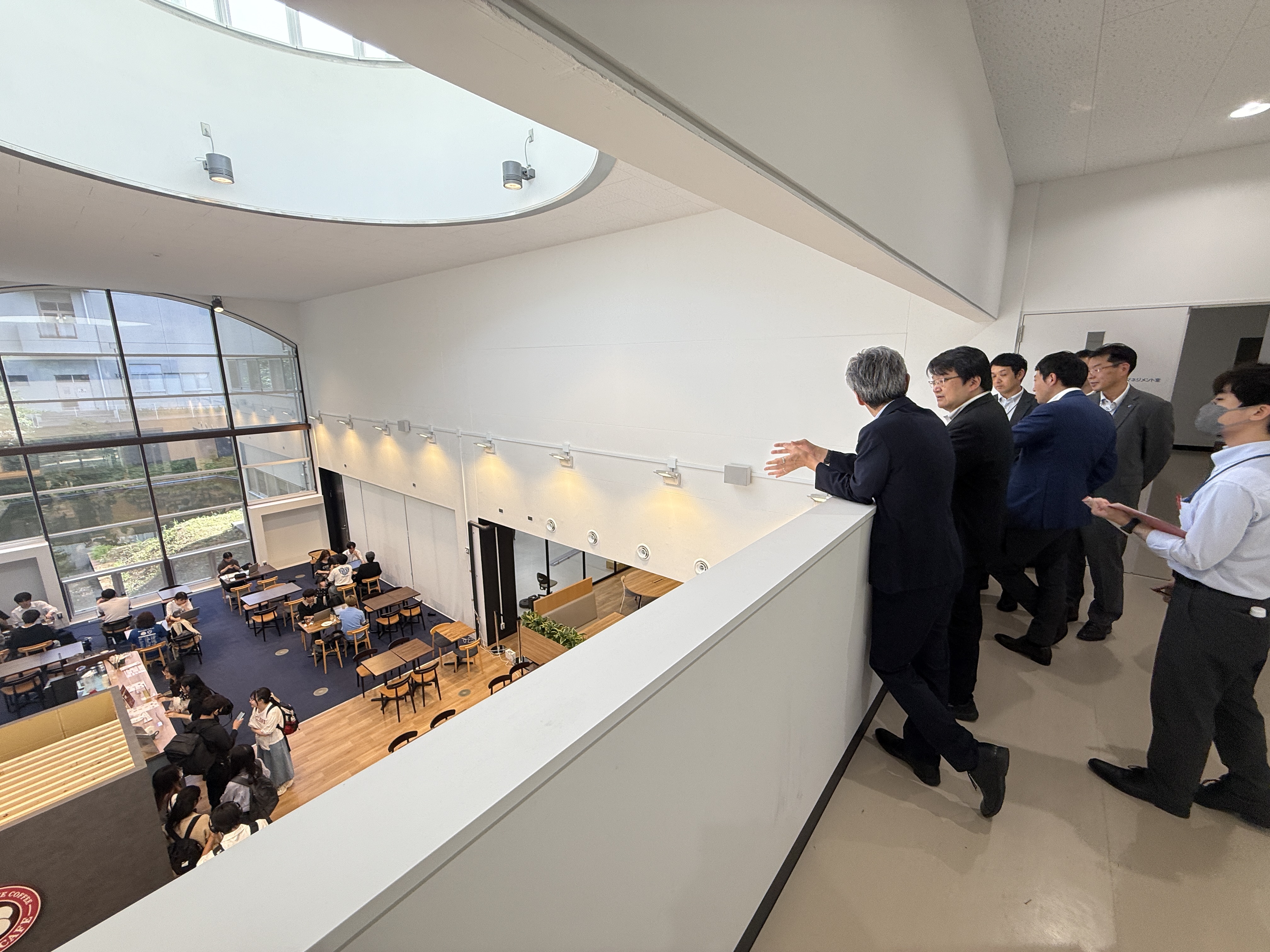 学内のキャリア支援カフェ「知るカフェ横浜国立大学店」の視察