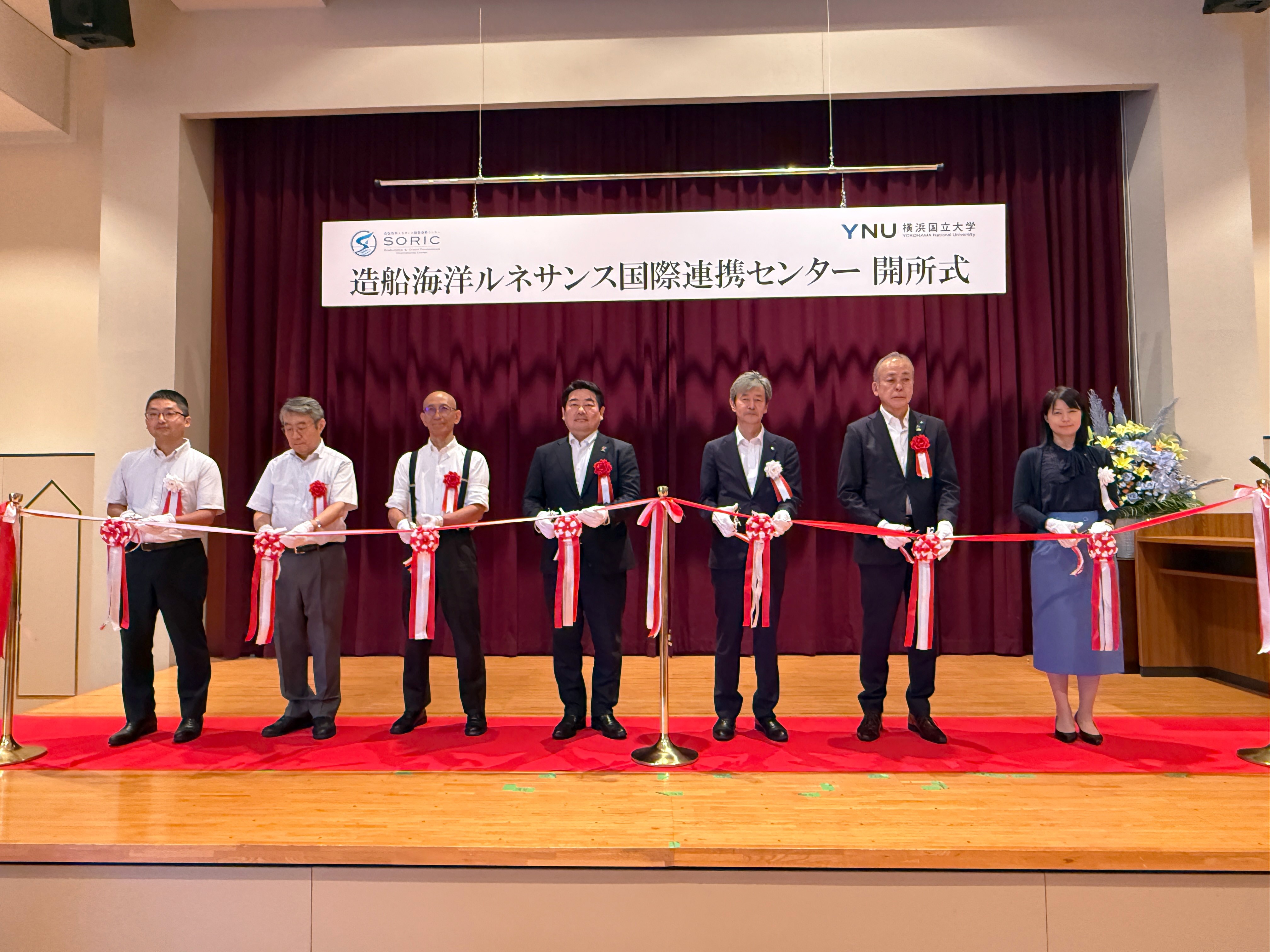 向かって左から満行泰河センター長、大和裕幸ＪＯＧＭＥＣ特命参与、穂積克宏神奈川県科学技術担当部長、今井新国土交通省技術審議官、梅原出学長、平原敏英横浜市副市長、笹岡愛美副センター長
