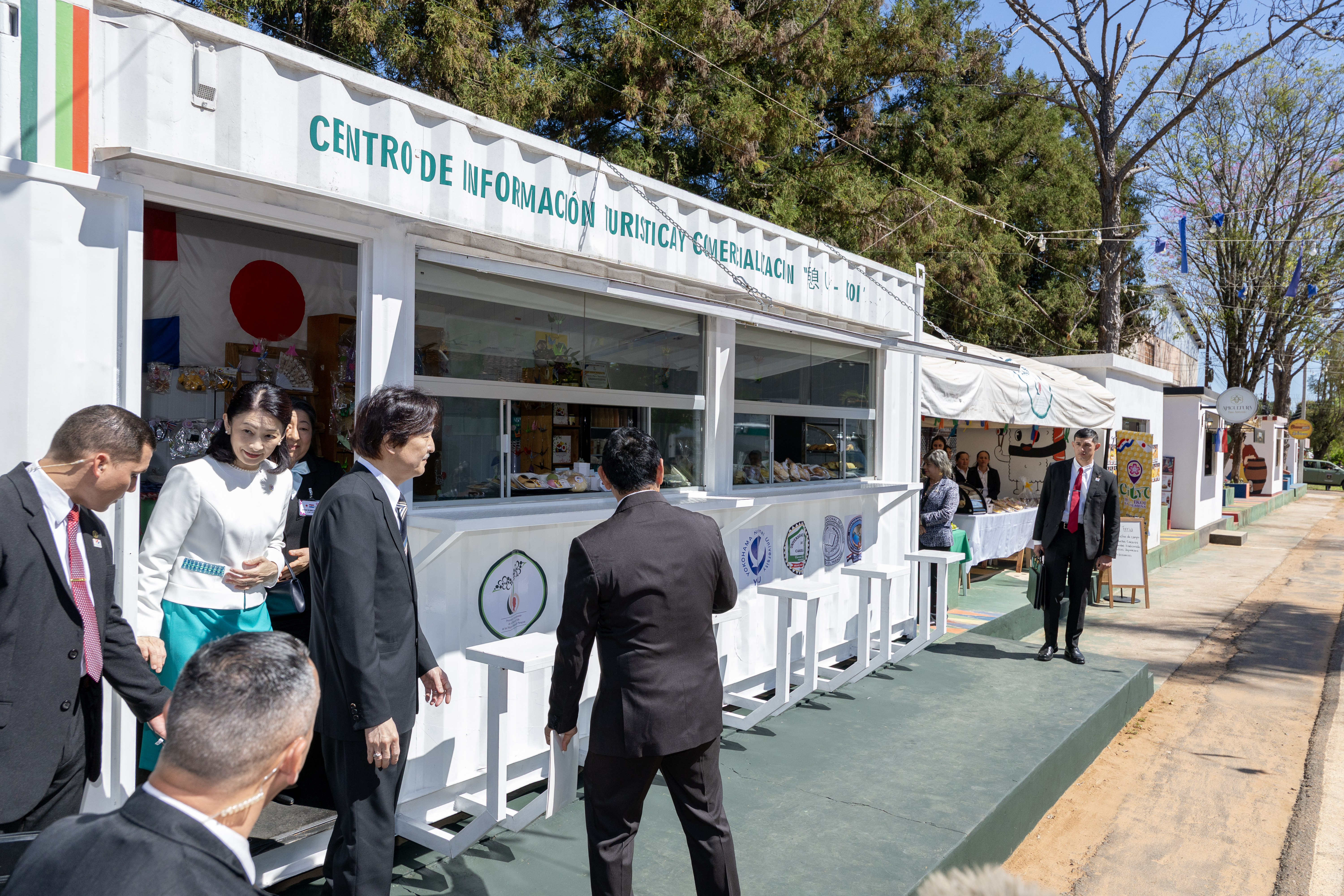 横浜国立大学×JICA草の根技術協力事業により設置した観光情報センター「IKOI（憩い）」を視察される両殿下　写真：宮内庁提供