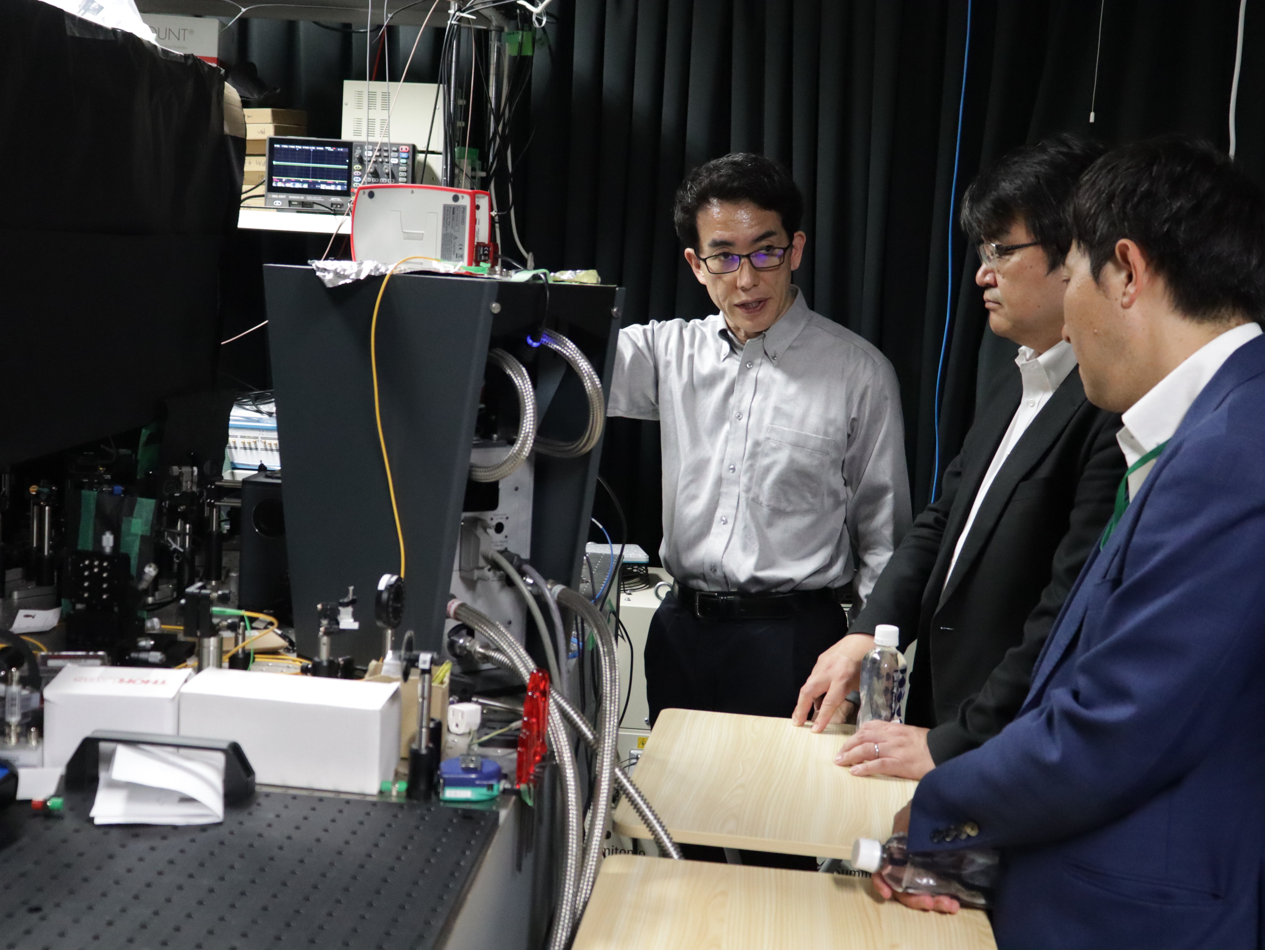 SQIE 堀切教授（左から１人目）から量子インターネットの説明