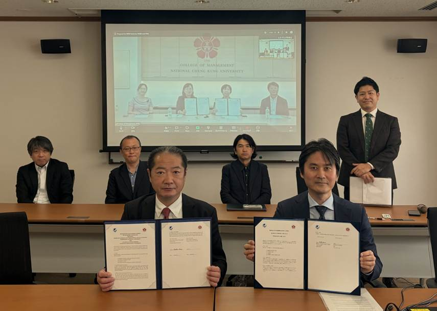 前列左から：原俊雄教授、大雄智教授 <br>後列左から：坂井仁 社会科学系事務部副事務長、大森明教授、軸屋泰隆准教授、横澤公道教授<br><br>
