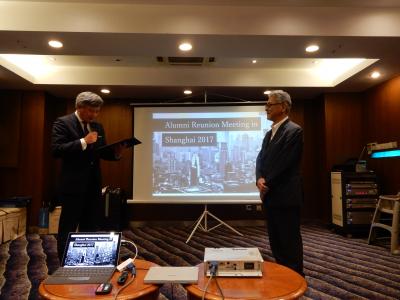 Left）President Hasebe, Right）Mr. Otani, Shanghai Alumni Association Japanese representative