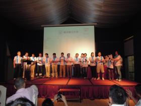 Singing heartily YNU student song “Miharukasu” in the award ceremony