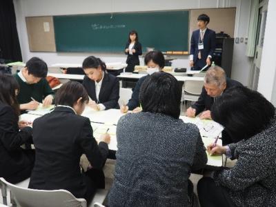 午後の部のアクティビティに取り組む学会員と学生たち