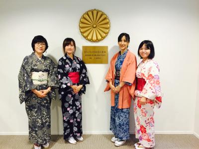 大使館の入り口で日本からの参加メンバーで記念撮影(初日は4人のみで頑張りました)