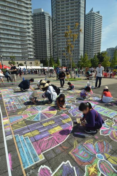 子どもも大人も参加してチョークで描いたり、色をつけたりして遊ぶ