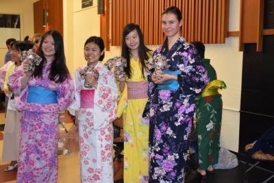 Berkleyの学生へのプレゼント(本学家庭科専攻の学生が作ったミニチュアゆかた)
