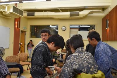 着装実習の様子(男子)