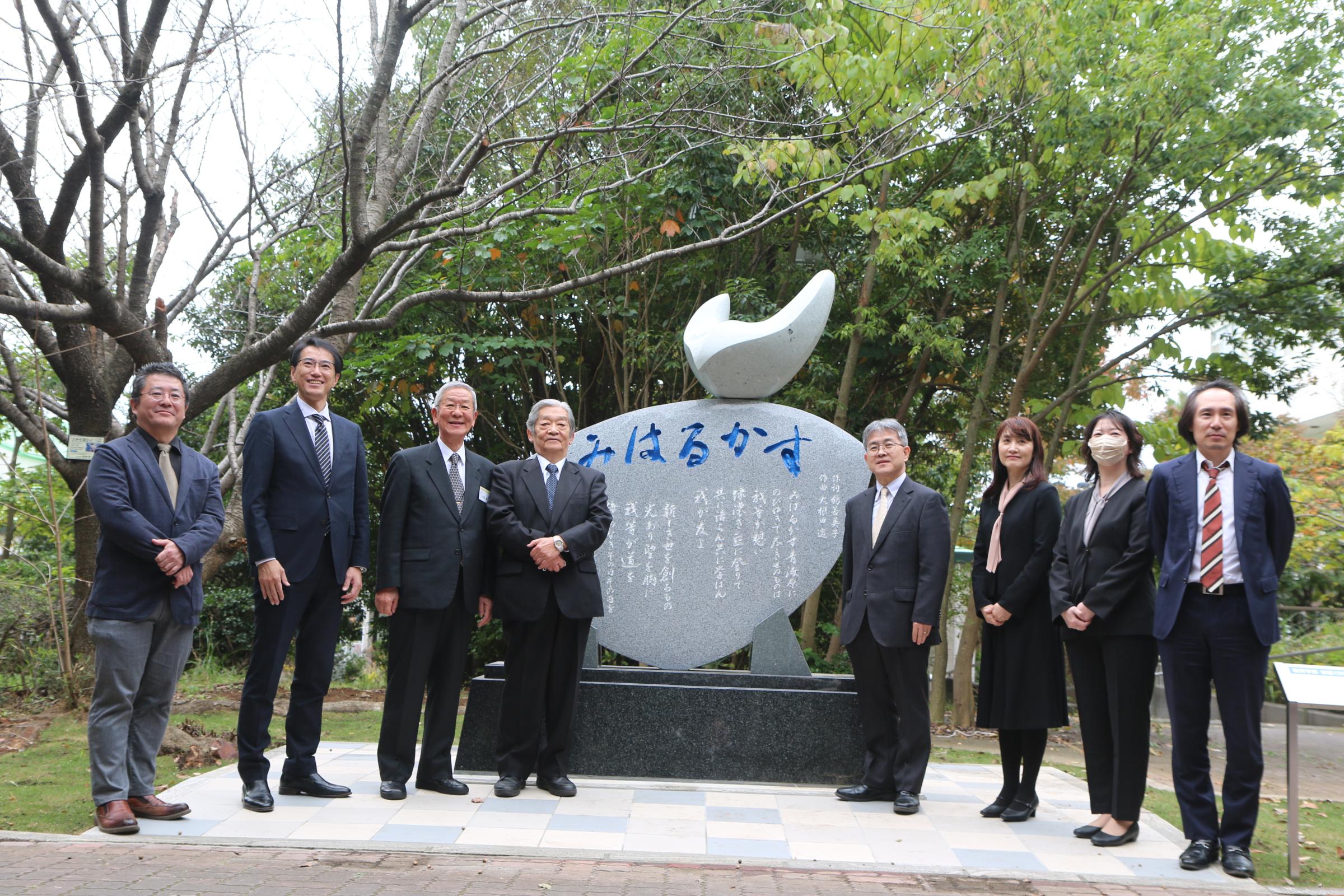 （左から）原口 教授、青山 教授、小島 友松会会長、矢内 教育学部後援会理事長、鈴木 教育学部長、園田 教授、軍司 教授、鈴木 事務長