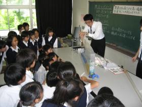 教育人間科学部学生による 津波の伝わり方と防災 の特別授業を 附属鎌倉中学校において実施 横浜国立大学 教育人間科学部学生による 津波の伝わり方と防災 の特別授業を 附属鎌倉中学校において実施 横浜国立大学