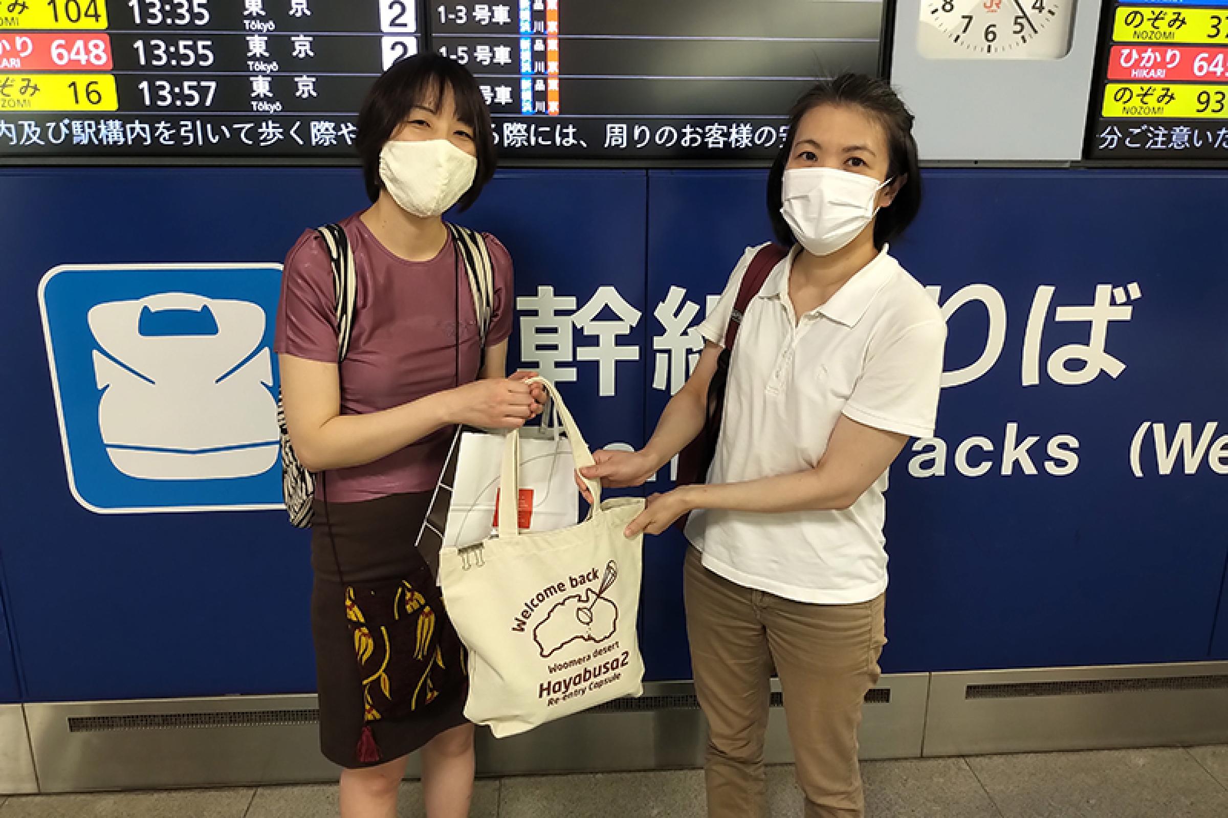 7月 11日に新横浜駅で薮田教授からリュウグウ粒子を受け取りました