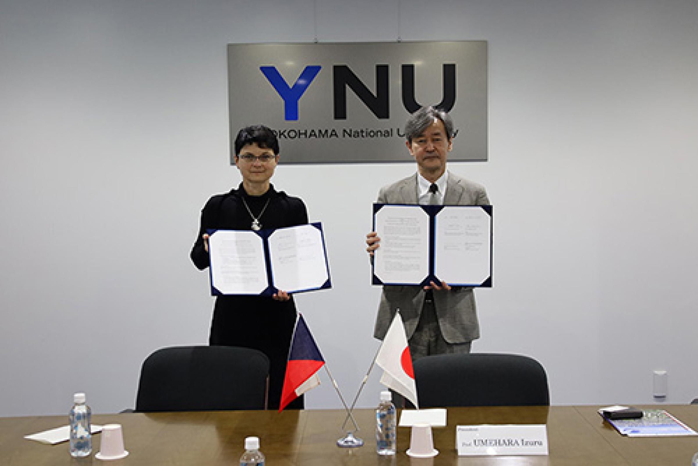Kamila Janovska学部長(左) と梅原学長(右)による大学間協定署名