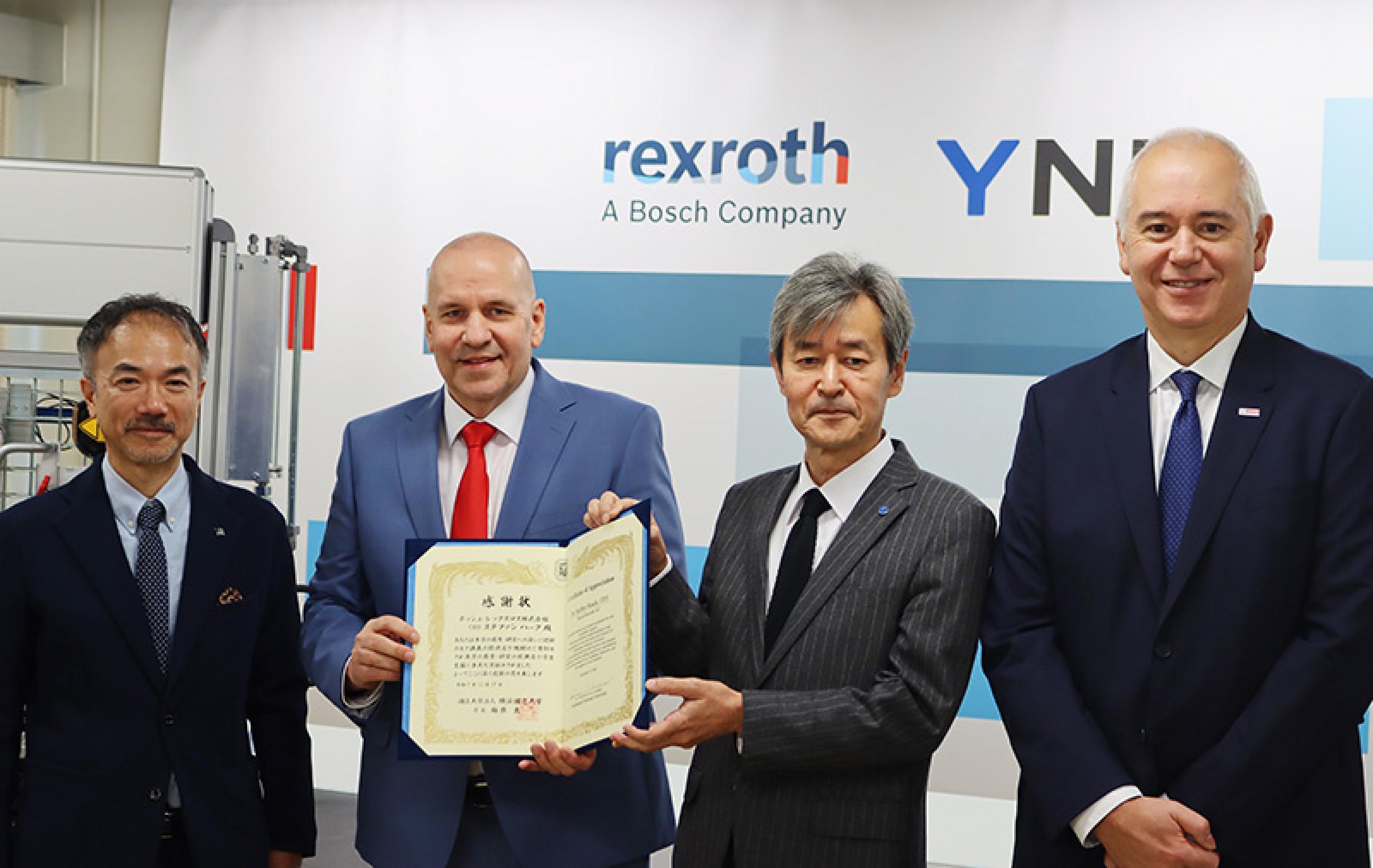 感謝状贈呈式（左から、山中社長、ハークCEO、梅原学長、メッカー社長）