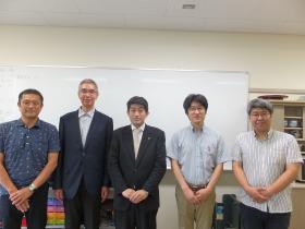 数理科学の教員と森内永世名人(写真中央)