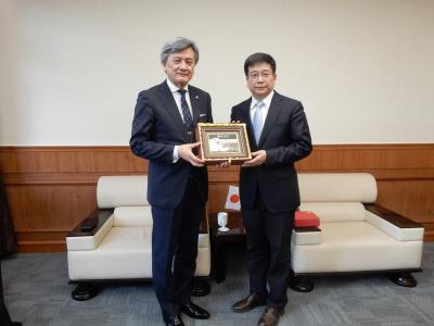 左)長谷部学長 右)陳群学長
