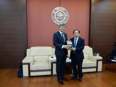 左)長谷部学長 右)林学長