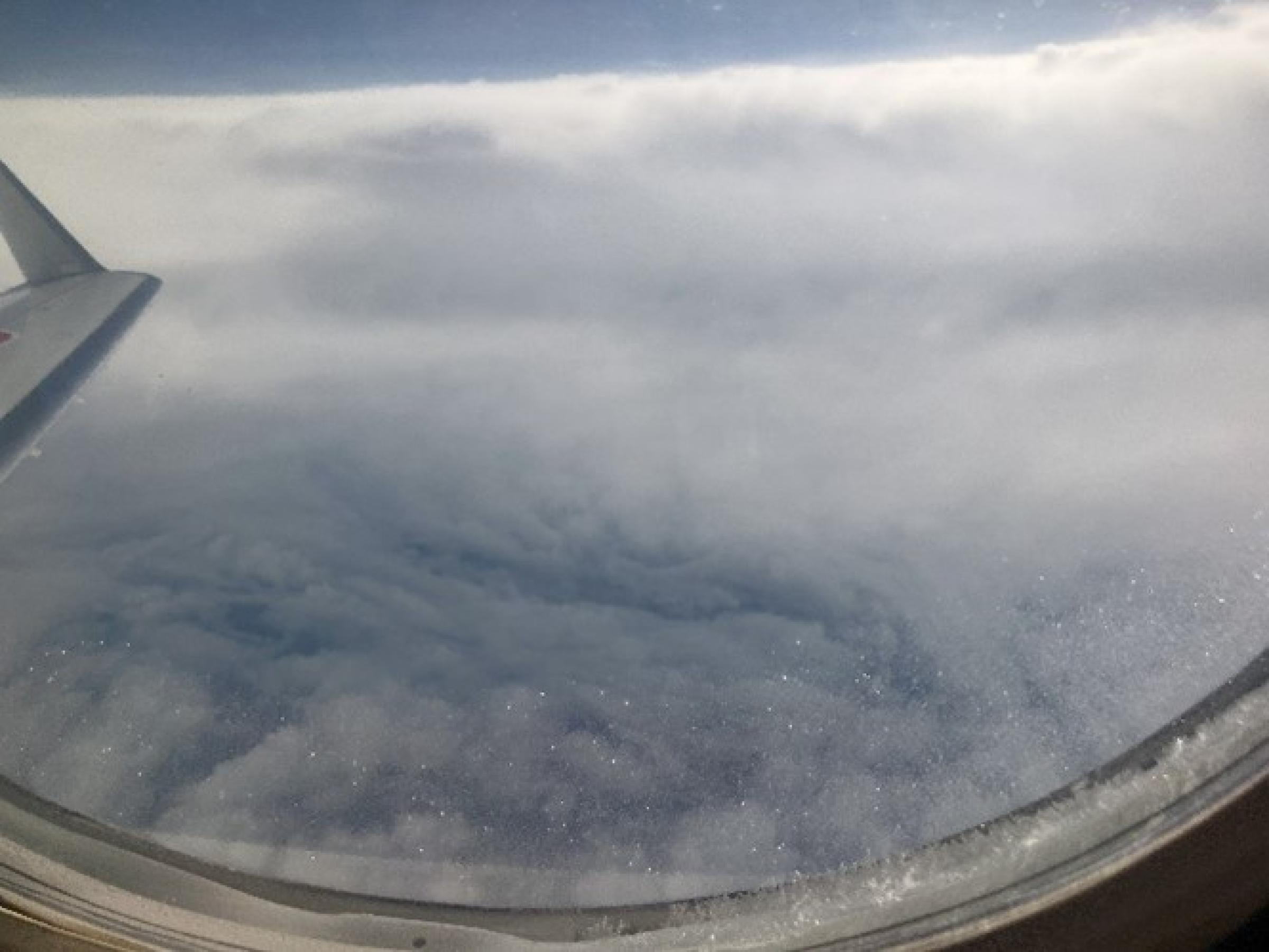 航空機から撮影された台風の眼の様子