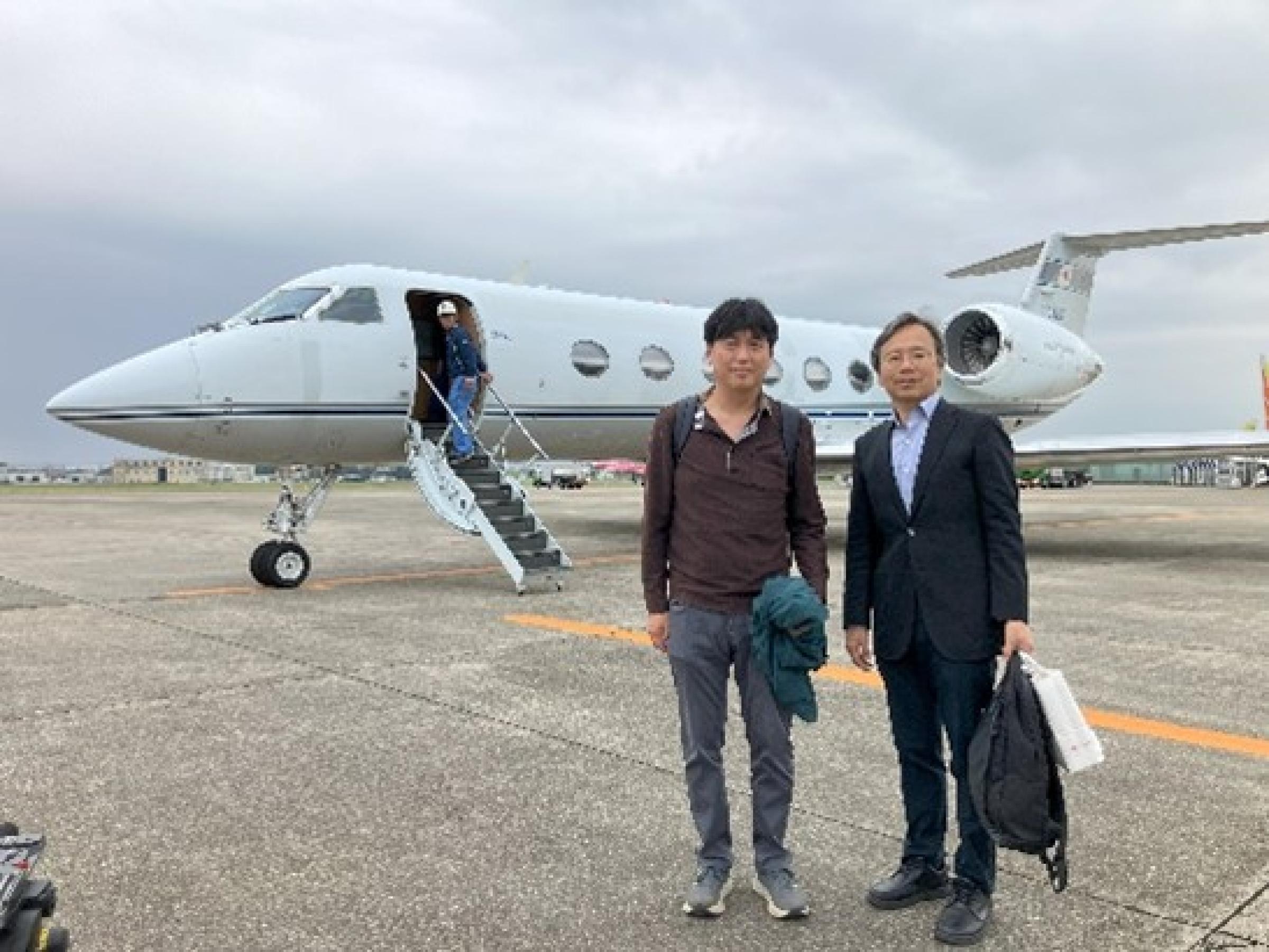 航空機に乗り込む筆保センター長（左）と坪木副センター長（右）