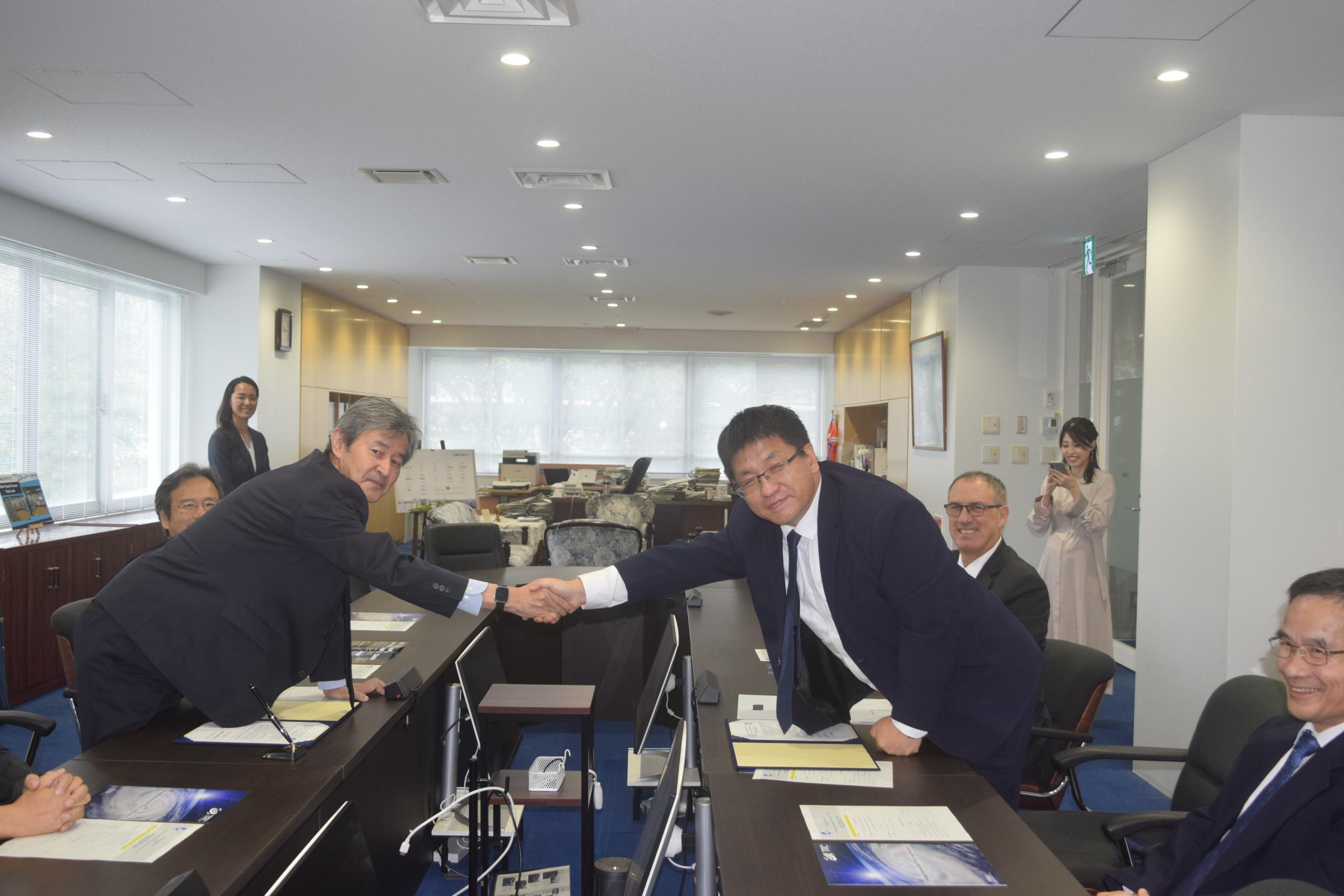 梅原学長と握手をする中国AP-TCRCのJie Tang氏