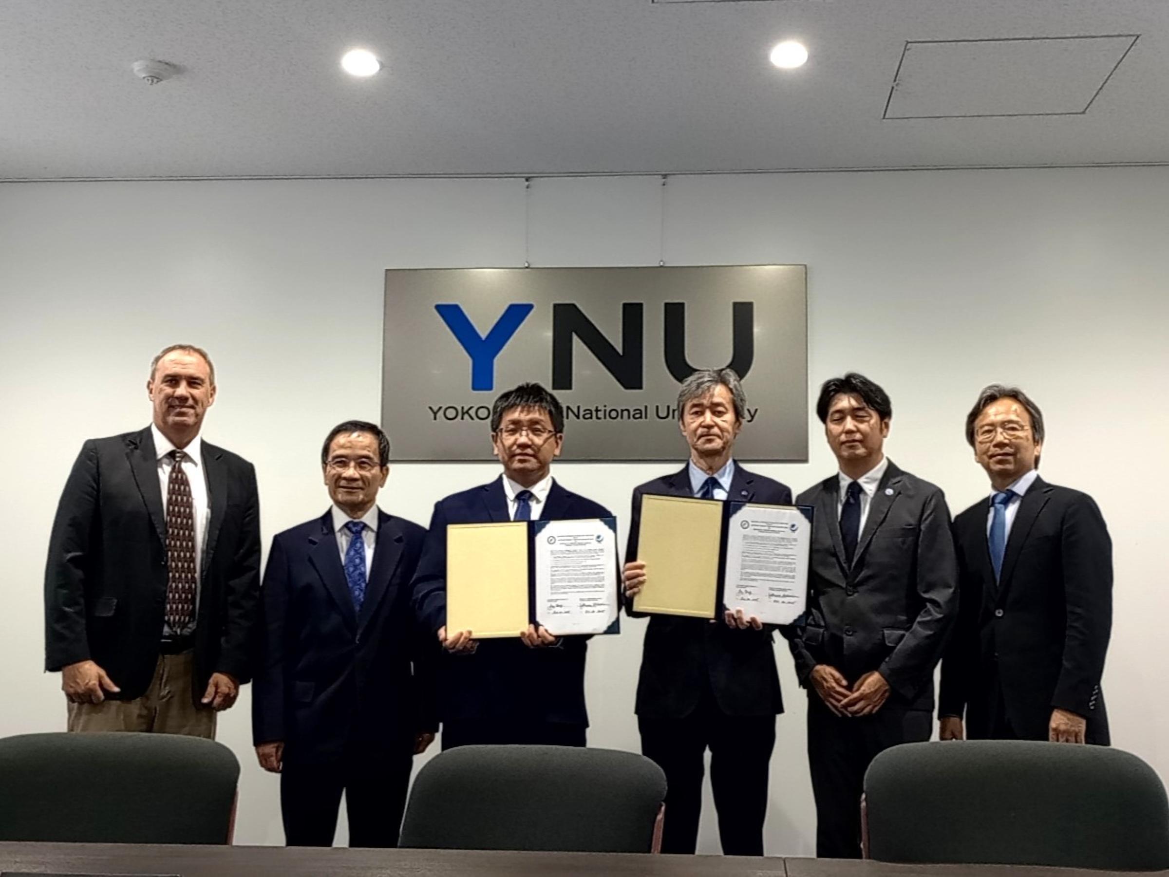 中国AP-TCRCとのMOU調印式出席者の集合写真。本学からは梅原学長のほか、筆保弘徳TRCセンター長、坪木和久・同副センター長が出席