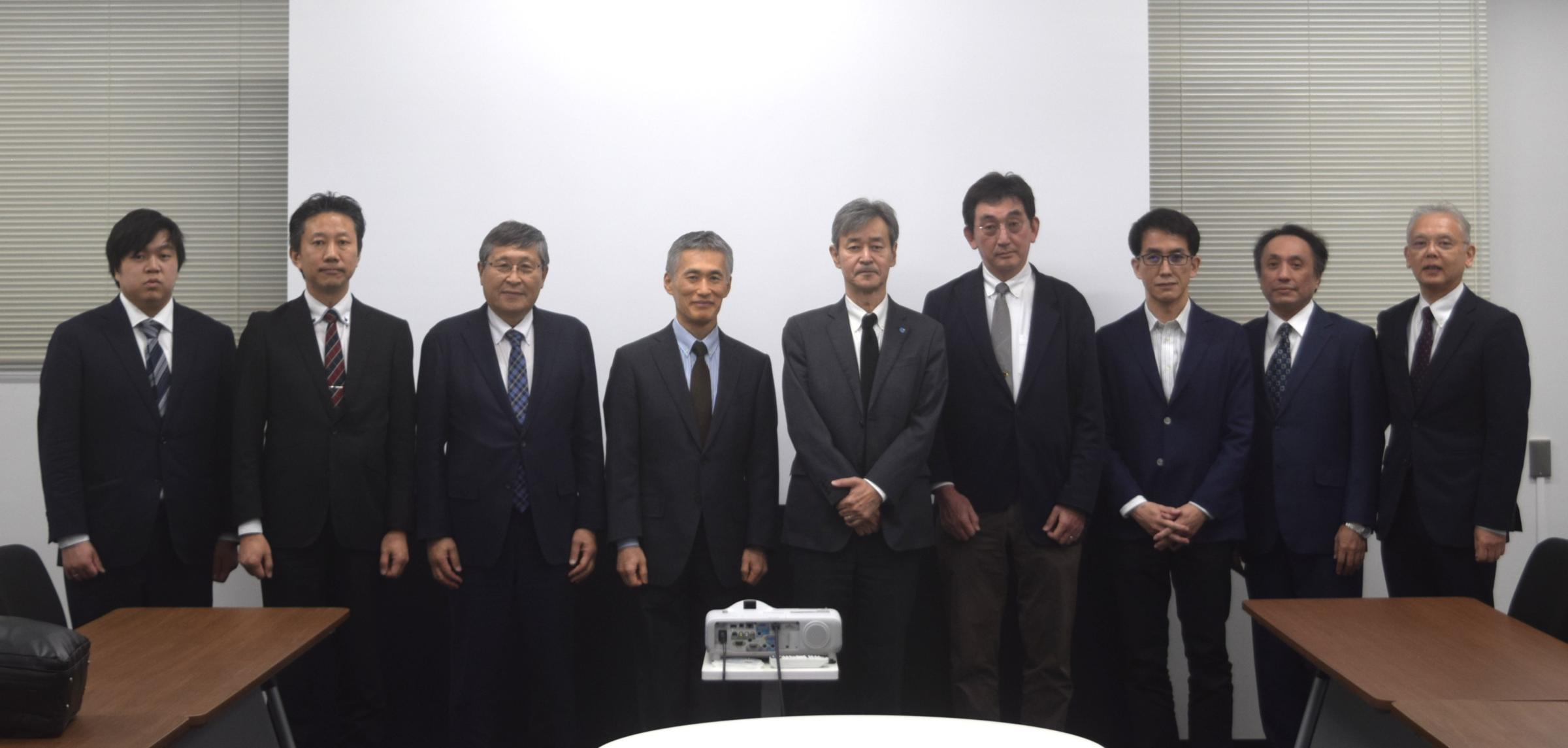 左から（新エネルギー・産業技術総合開発機構）堀之内主事、幸本課長、岸本センター長、横島副理事長、（本学）梅原学長、光島センター長、堀切ラボ長、真鍋センター長、梅田コーディネーター