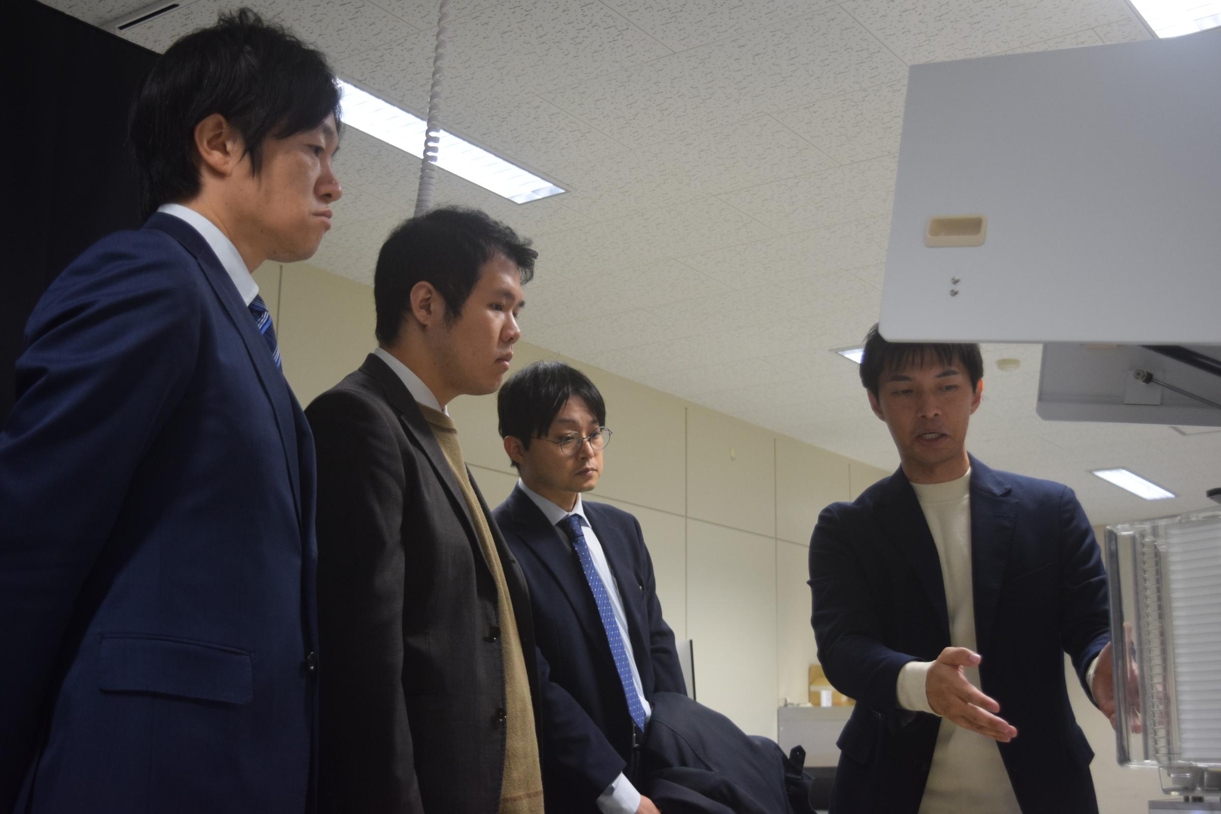 SQIE井上副センター長から半導体ウェハー評価装置の説明
