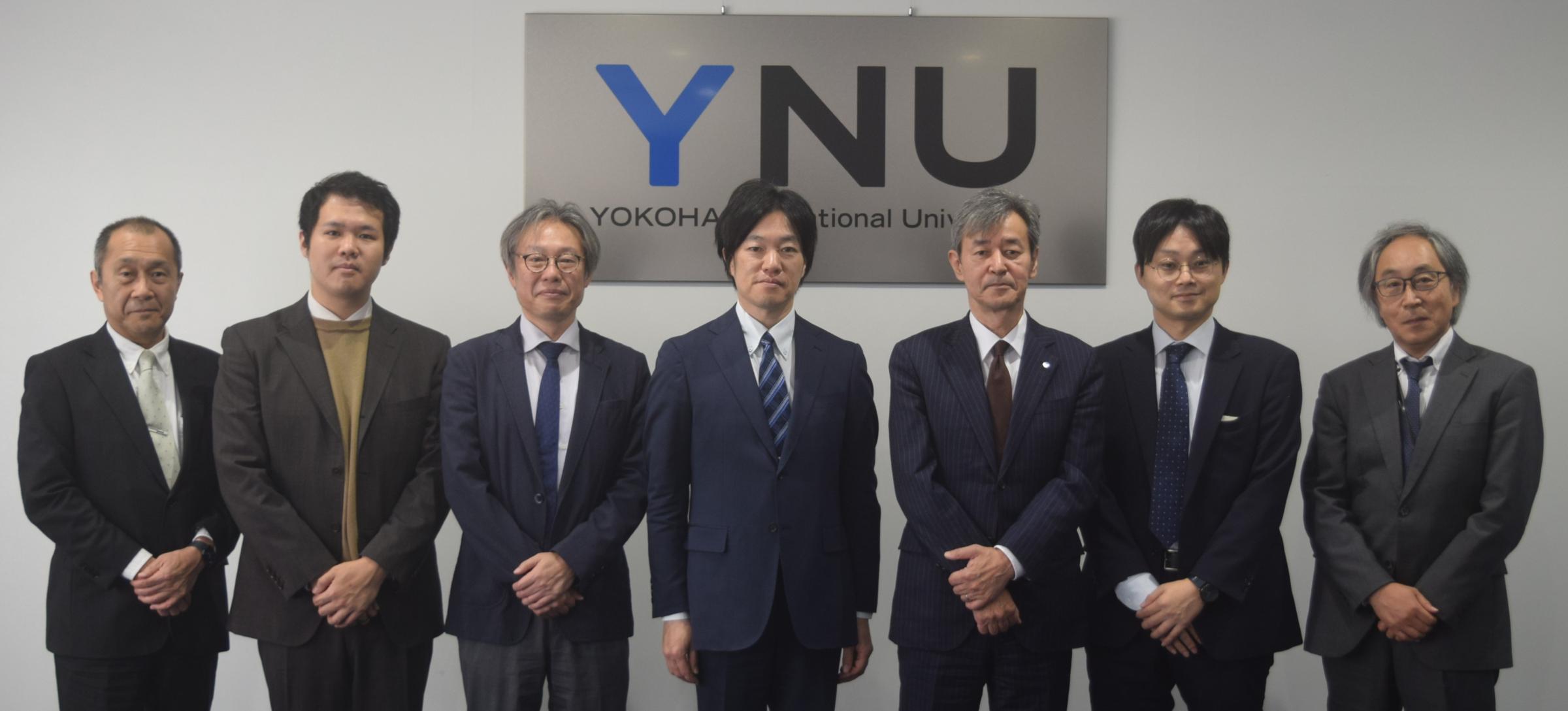 左から 吉川副高等研究院長、柴田人材政策推進室係長、四方副学長、奥人材政策課長、梅原学長、西川人材政策課長補佐、鎌塚理事・事務局長