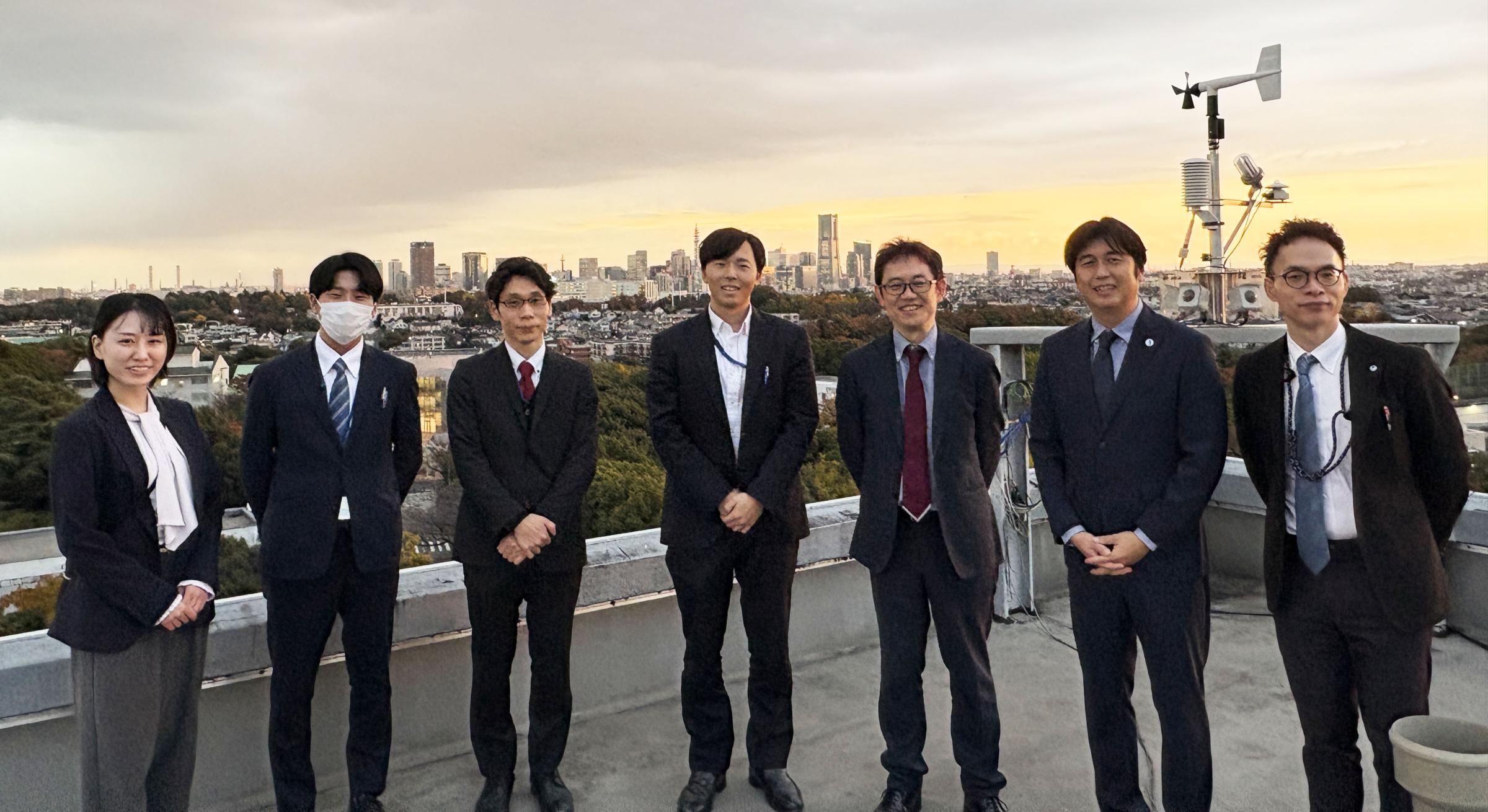 左から、香村行政調査員、（本学人事・労務課）木口行政実務研修生、向谷専門職、中本係員、中澤課長、（本学）筆保教授、村瀬研究・学術情報部長